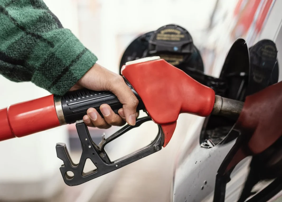 Los mecánicos expertos llevan la contraría a la DGT que recomienda llenar el depósito antes de iniciar tu viaje