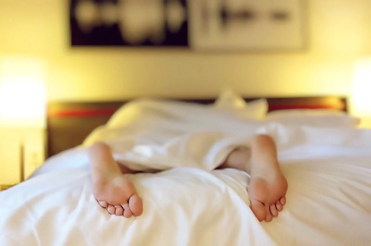 Recrear la cama de hotel perfecta de Canarias va más allá de los elementos físicos; se trata de evocar una atmósfera de calma.