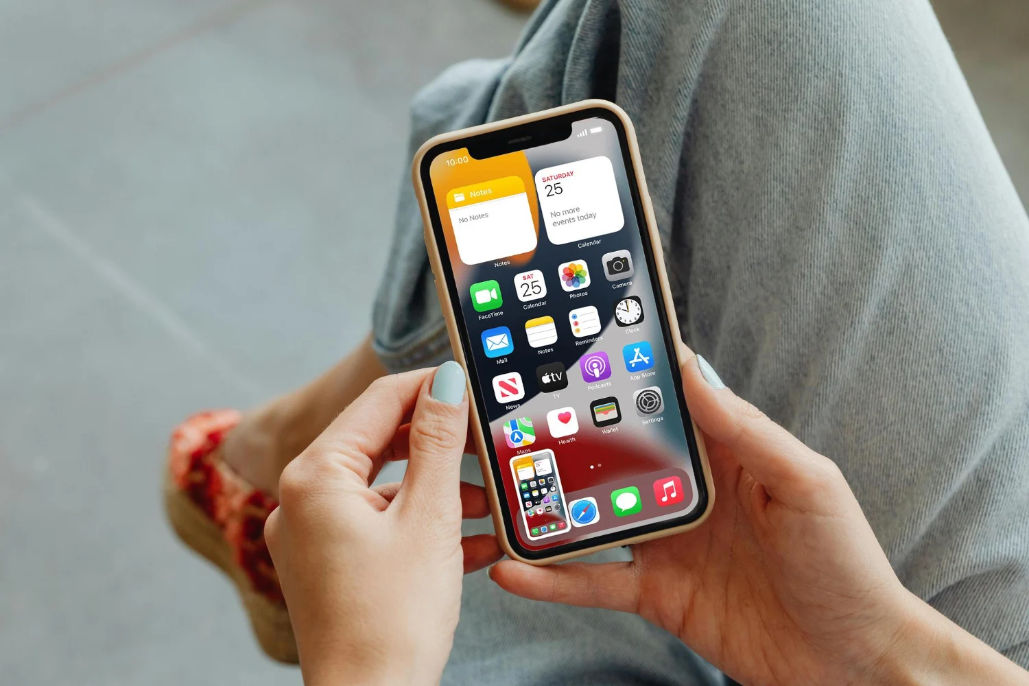 "Pagué 1.200€ por un iPhone en Wallapop y era una réplica china": la guía de un experto para detectar una estafa antes de que sea tarde 1 Merca2.es El panel frontal es uno de los componentes más caros de un iPhone y el primer sitio donde los fabricantes de clones recortan gastos de forma descarada para que su estafa sea rentable. Fuente: Freepik