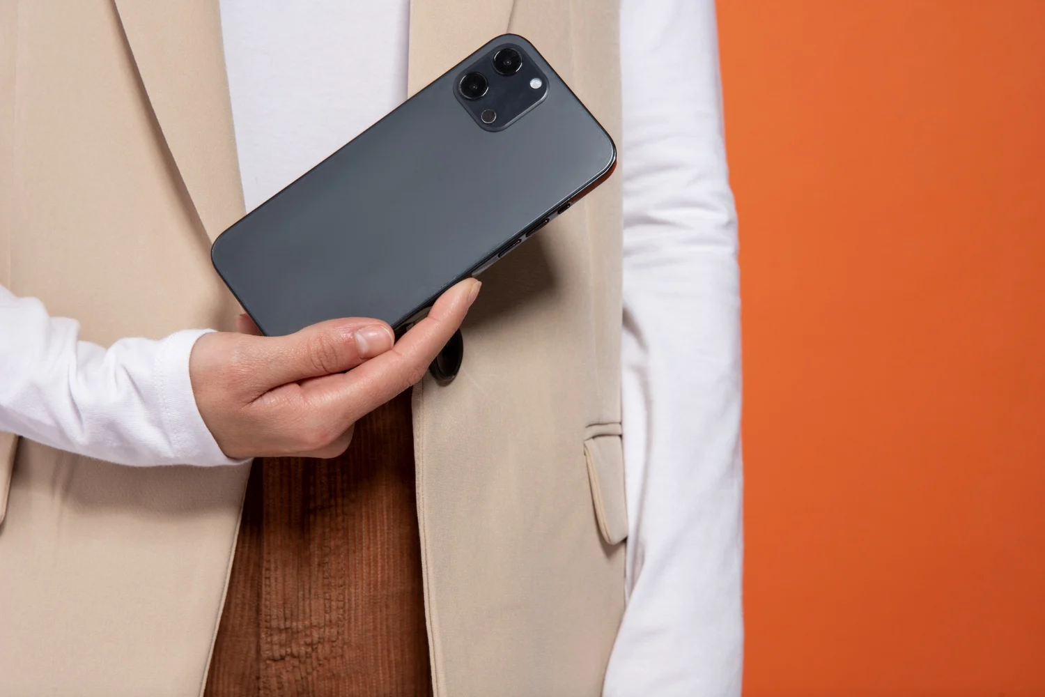 "Pagué 1.200€ por un iPhone en Wallapop y era una réplica china": la guía de un experto para detectar una estafa antes de que sea tarde 3 Merca2.es Si después de todas las pruebas anteriores aún tienes dudas, hay pequeños remates que los fabricantes de réplicas suelen pasar por alto en su intento de estafa. Fuente: Freepik