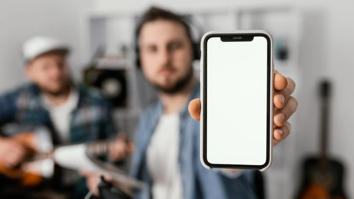 "Pagué 1.200€ por un iPhone en Wallapop y era una réplica china": la guía de un experto para detectar una estafa antes de que sea tarde 2 Merca2.es El sistema operativo es el corazón del iPhone, y aquí es donde cualquier intento de estafa se desmorona por completo si sabes qué botón tocar. Fuente: Freepik