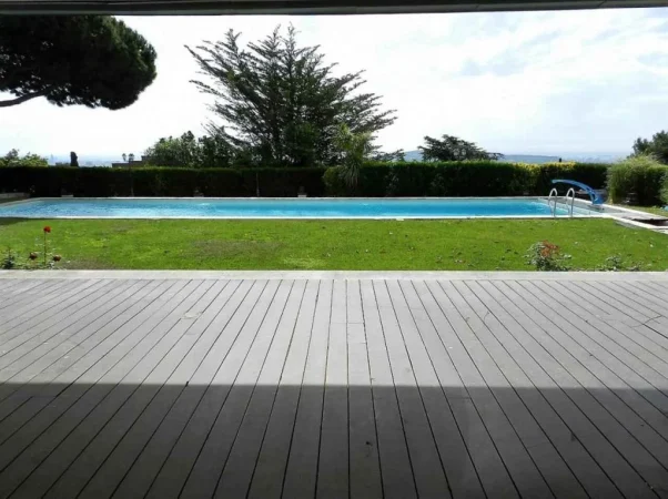 Así es la impresionante mansión de Pep Guardiola en uno de los barrios más exclusivo de Barcelona 46 Merca2.es El jardín y la piscina: oasis de calma en la ciudad