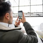 Ojo con los enchufes de los aeropuertos: un experto en ciberseguridad demuestra cómo te roban los datos mientras cargas el móvil