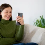 El truco de WhatsApp que muy pocos conocen para escuchar un audio sin que salte el doble check azul