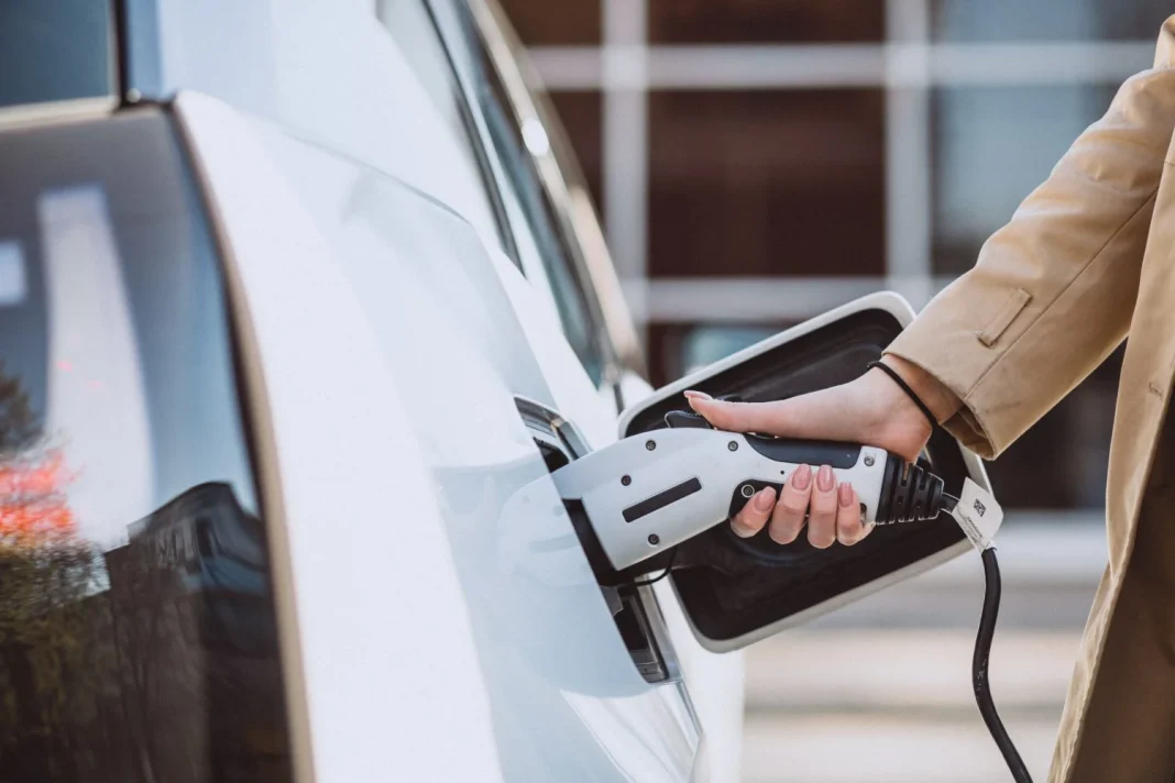 La OCU revela los 5 coches eléctricos con mayor autonomía y lanza una advertencia que sorprende (no es el precio)​