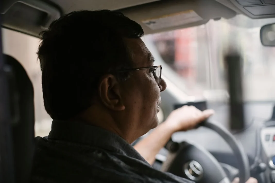 La multa de 200 euros de la DGT que te pueden poner por no llevar las gafas correctas (y muchos jubilados no lo saben)