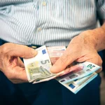 Desde 2022 es obligatorio para jubilados, pero pocos lo saben: los 5 trámites que tu banco debe hacerte gratis