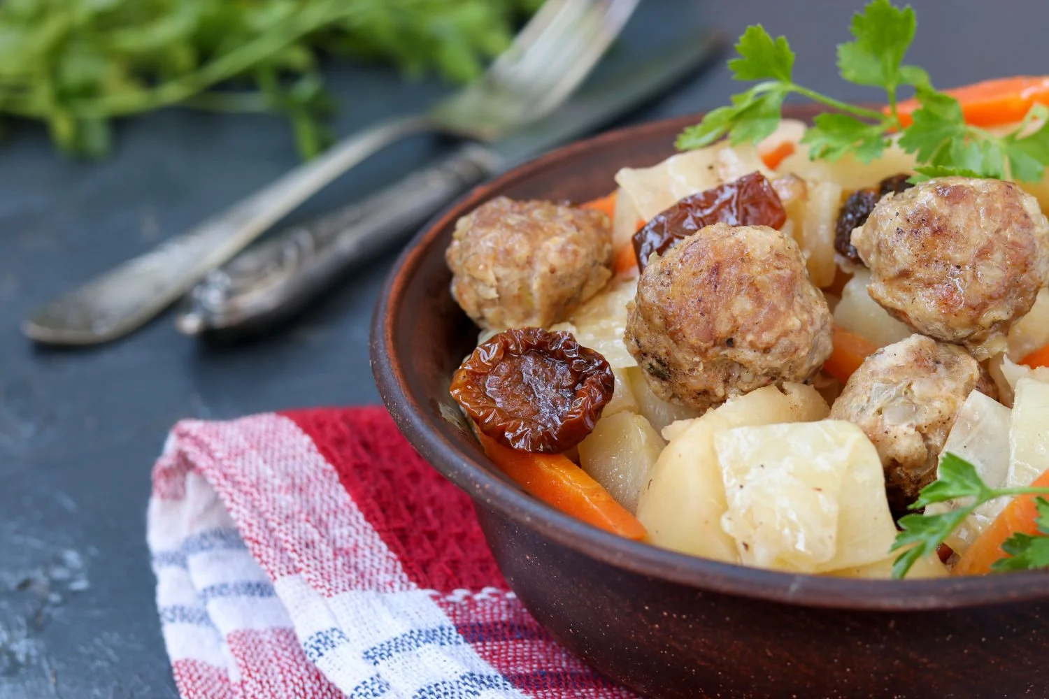 Albóndigas con patatas: el abrazo a la cocina casera de la abuela