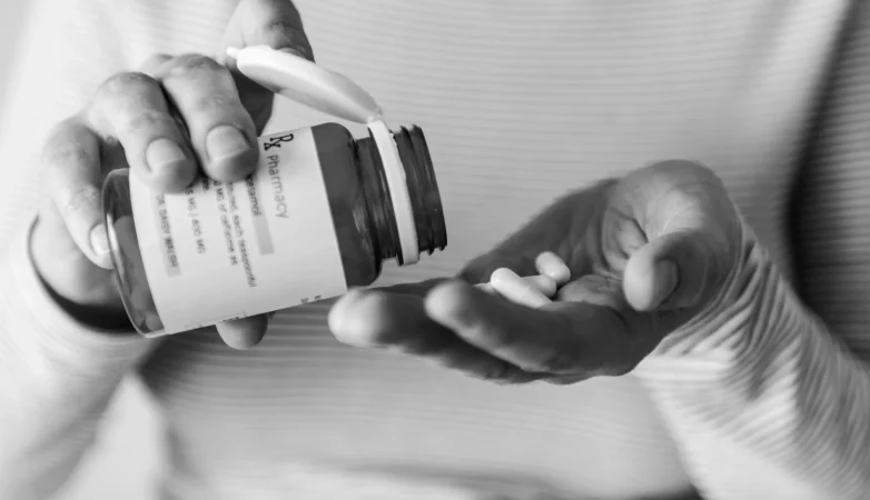 Un farmacéutico revela el error más común al tomar paracetamol: "Si lo mezclas con esta bebida, el efecto se reduce a la mitad" 2 Moncloa No solo el café o los refrescos pueden ser un problema; la forma en que tomas el paracetamol con otras bebidas también importa. Fuente: Freepik