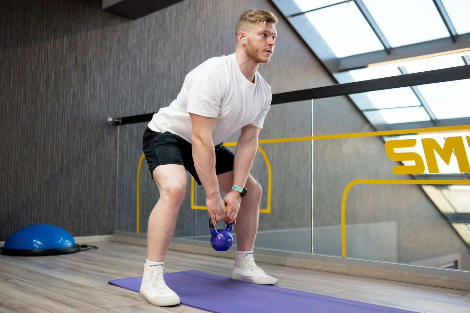 Si pensabas que los beneficios eran solo posturales, este ejercicio te sorprenderá por su increíble potencial para acelerar tu metabolismo. Fuente: Freepik 
