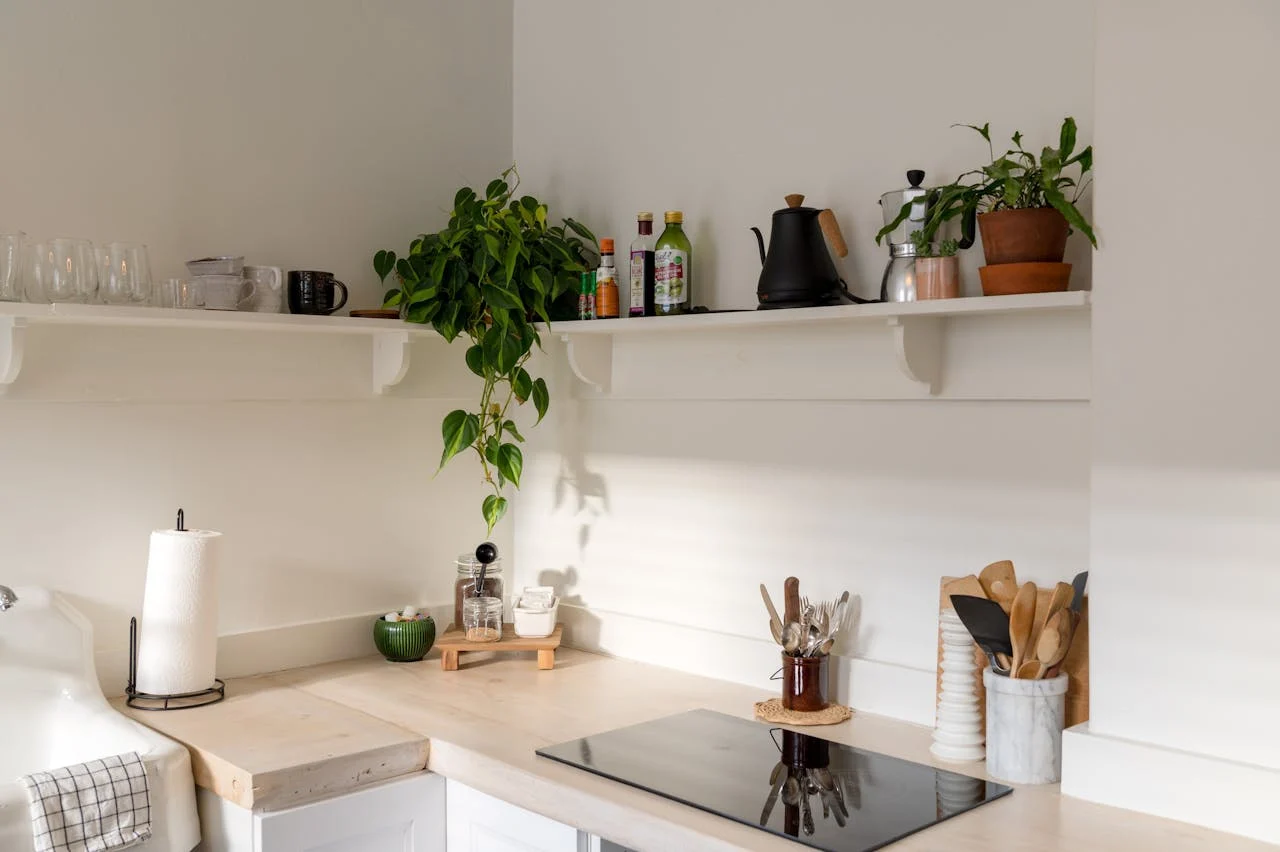 “Me fui de un Airbnb en plena noche”: la turista que destapa la nueva trampa de algunos pisos turísticos en Sevilla 2 Merca2.es Más allá de la decepción estética, hay una línea roja que nunca debería cruzarse: la privacidad. La sola sospecha de vigilancia en un Airbnb transforma la desilusión en un miedo muy real.