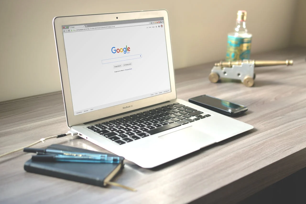 "Tu contraseña puede ser segura, pero si haces esto en Google, no sirve de nada": el error que te deja totalmente expuesto a un hackeo 1 Merca2.es Nos han enseñado que una contraseña segura es la primera y más importante línea de defensa, pero la realidad ha cambiado drásticamente en los últimos años.
