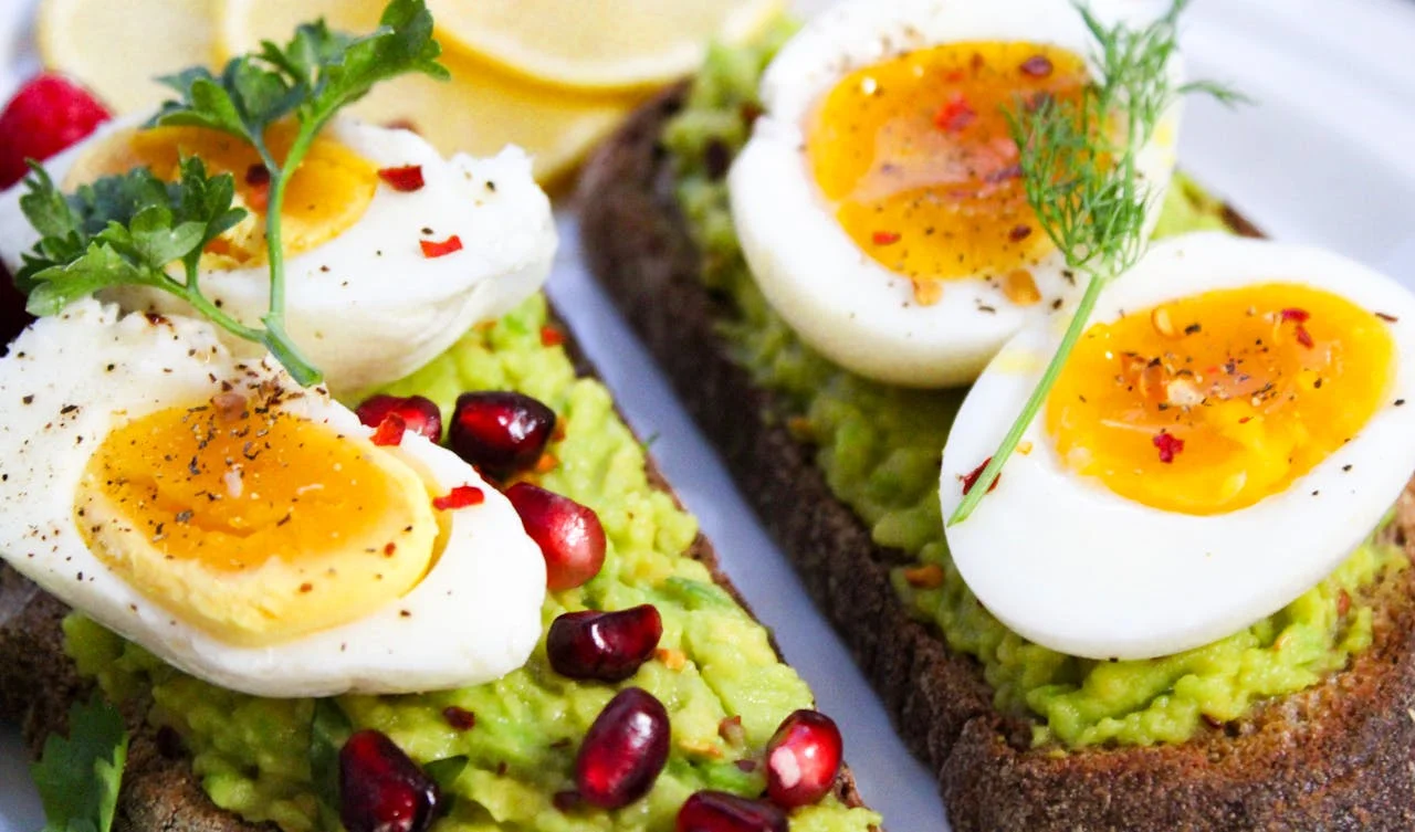 Médicos de Harvard desmontan el mito del café: este es el desayuno ideal con 3 alimentos básicos 2 Merca2.es LA PROTEÍNA, EL CEREBRO DE LA OPERACIÓN