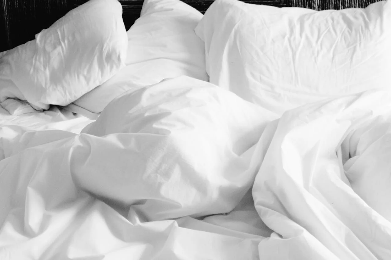 Los textiles que envuelven la cama son tan importantes como el topper, y el secreto está en el material y la densidad del tejido.