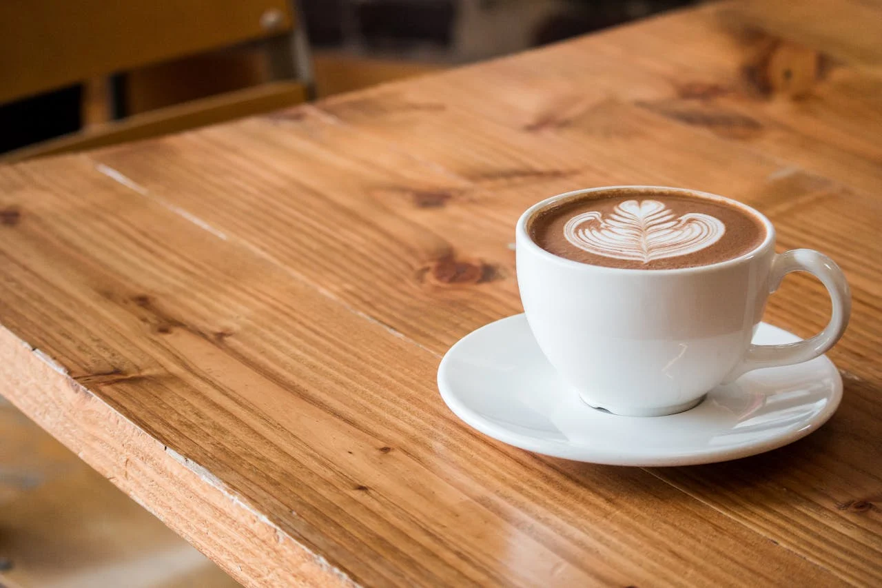 Juan Medina (62) nos explica por qué tu café queda horrible: "El 90% de los españoles prepara el café mal" 2 Merca2.es El momento y la forma en que molemos el grano pueden transformar una bebida mediocre en una experiencia sublime.