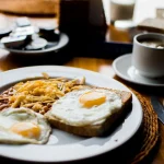 Médicos de Harvard desmontan el mito del café: este es el desayuno ideal con 3 alimentos básicos
