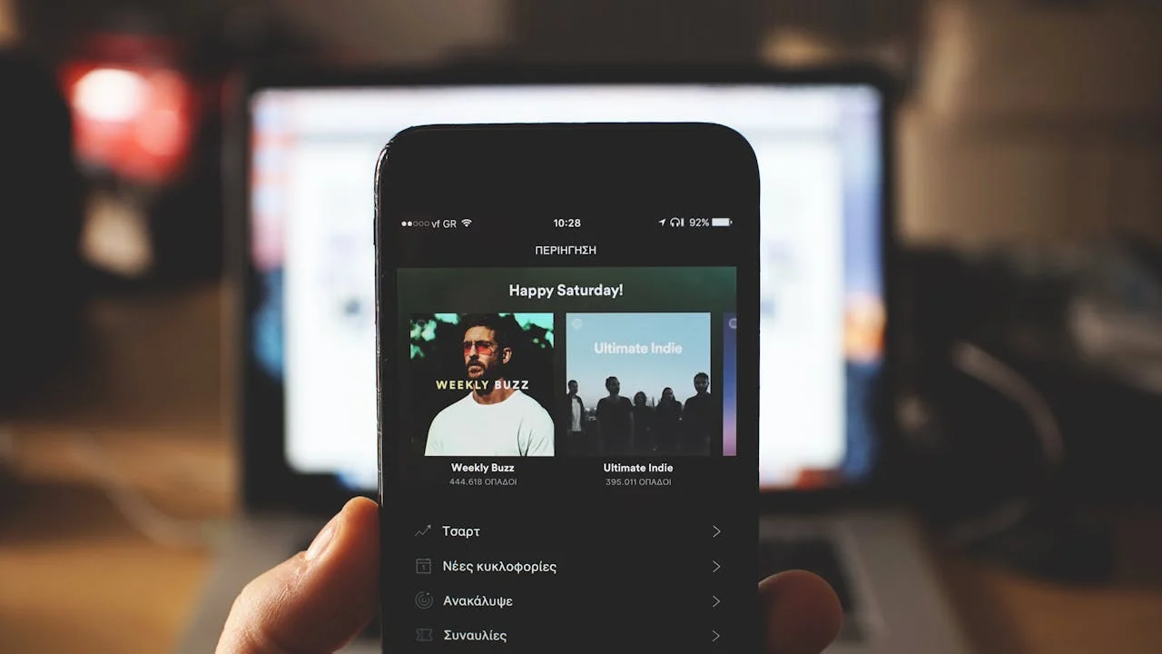 El error que comete todo el mundo en Spotify y que arruina sus recomendaciones para siempre 1 Merca2.es Descubrimos cómo funciona el cerebro de Spotify y por qué tus acciones, por pequeñas que parezcan, lo son todo.