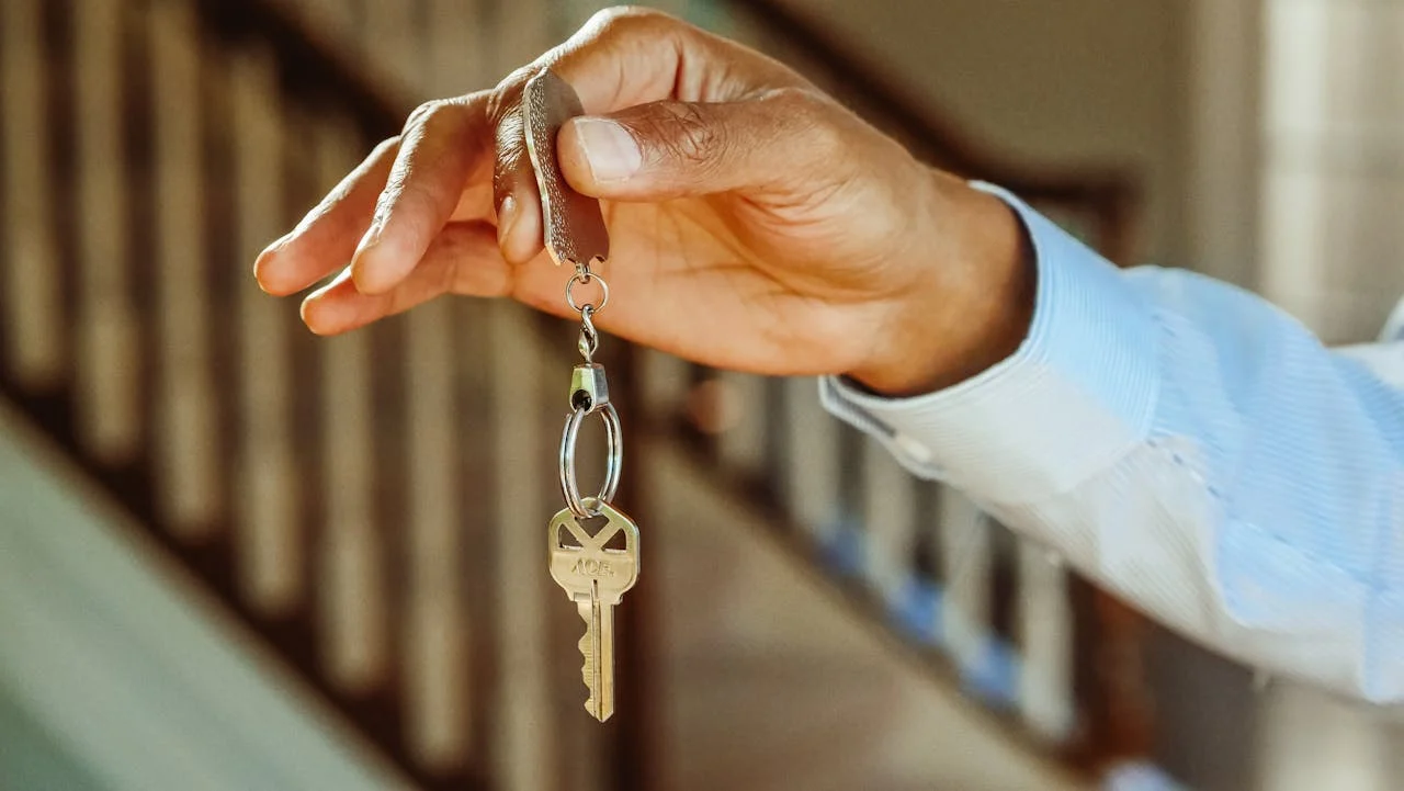 La 'cláusula anti-Airbnb' que puedes incluir en los estatutos de tu comunidad para prohibir los pisos turísticos 3 Merca2.es MANUAL DE INSTRUCCIONES: CÓMO ACTIVAR EL ESCUDO COMUNITARIO