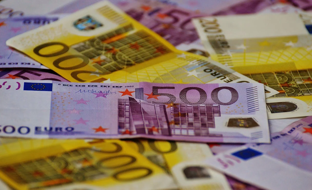¿TE SUENA ESO DE 'NÚMEROS ROJOS'? ASÍ TE AFECTA LA COMISIÓN QUE TU BANCO PODRÍA ESTAR COBRÁNDOTE MAL