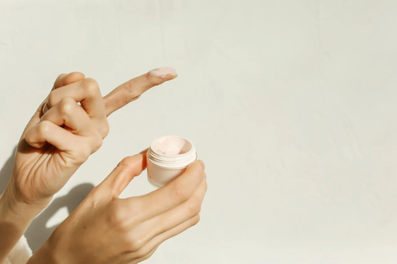 Esta potente imagen que usa el dermatólogo es la forma más clara de entender el riesgo que corres al aplicar ciertos productos.