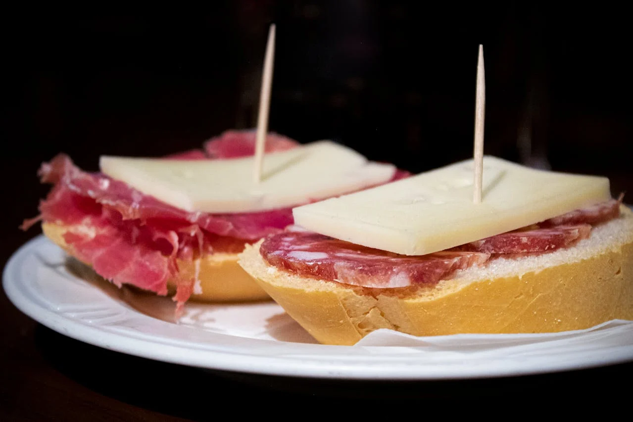Candela Irinas (27), chef catalana, alucina contra una creencia popular: "No guardes el jamón así, son más de 400 euros tirados a la basura 3 Merca2.es El ritual del jamón va más allá de un corte correcto; es una experiencia que merece ser perfecta.