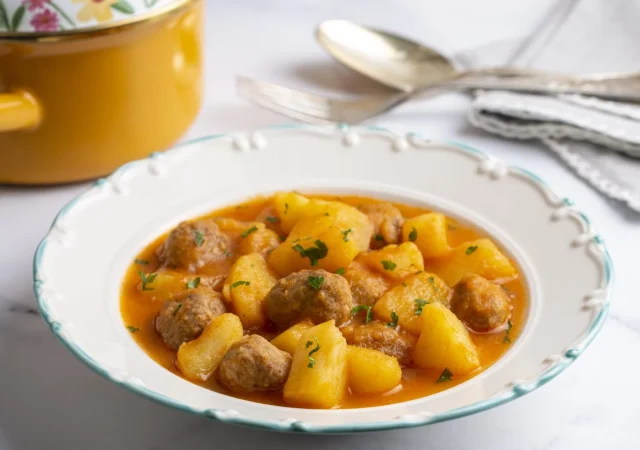 plato de patata con albondigas nombre turco koftleli sulu patates yemegi Merca2.es