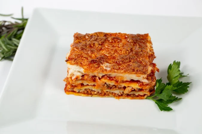 primer disparo de lasana en un plato blanco Merca2.es