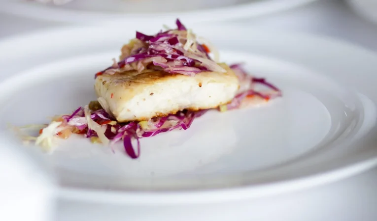 primer plano de los alimentos en el plato Merca2.es