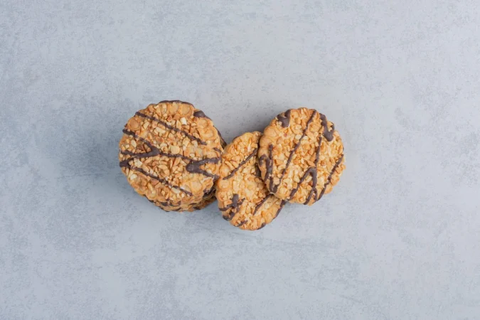 punado de galletas agrupadas sobre la superficie de marmol Merca2.es