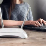Javier López (41), ingeniero de redes: «Si tu router aún tiene esta pegatina, tu vecino te está robando el WiFi seguro»