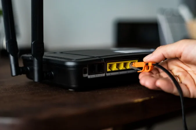 Ana Rodríguez (37), ingeniera de redes: "Aquí es donde tienes que colocar el router para aumentar la velocidad de tu wifi en un 60%" 1 Merca2.es router freepik 0 Merca2.es