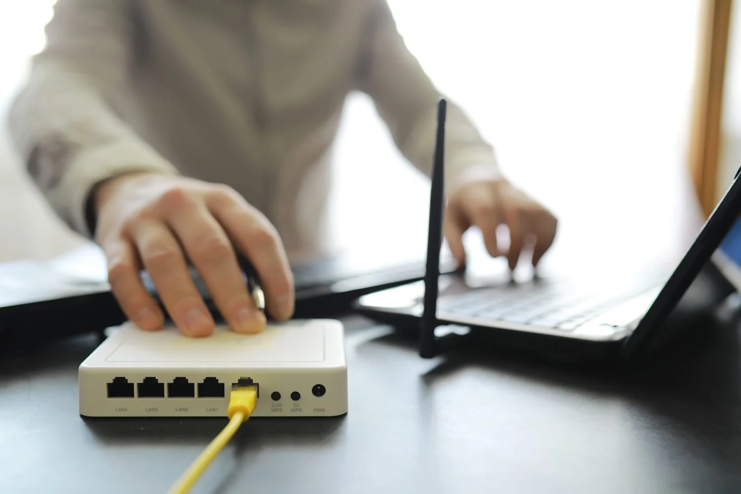 Tendemos a pensar que "eso no me va a pasar a mí", pero la seguridad de nuestro router es una responsabilidad que a menudo ignoramos por completo, delegando ciegamente en la configuración inicial. Fuente: Freepik 
