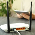 El botón «secreto» de tu router que multiplica por tres la velocidad de tu WiFi: tu operadora no quiere que lo conozcas