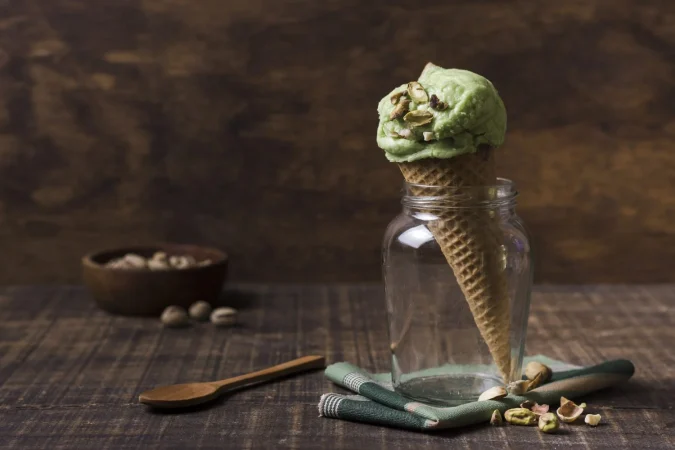 sabroso cono de helado casero con pistacho Merca2.es