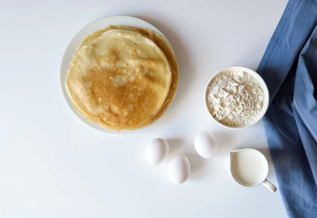se apilan muchos panqueques en un plato blanco Merca2.es