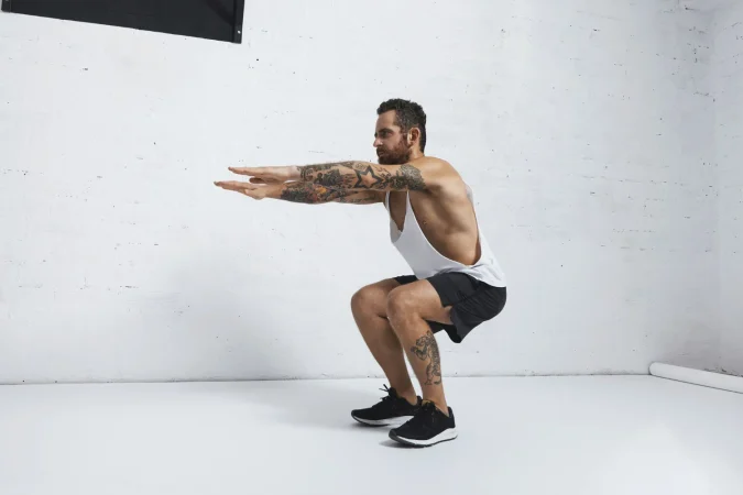 LA POSTURA PERFECTA: CÓMO SENTARTE EN UNA SILLA INVISIBLE