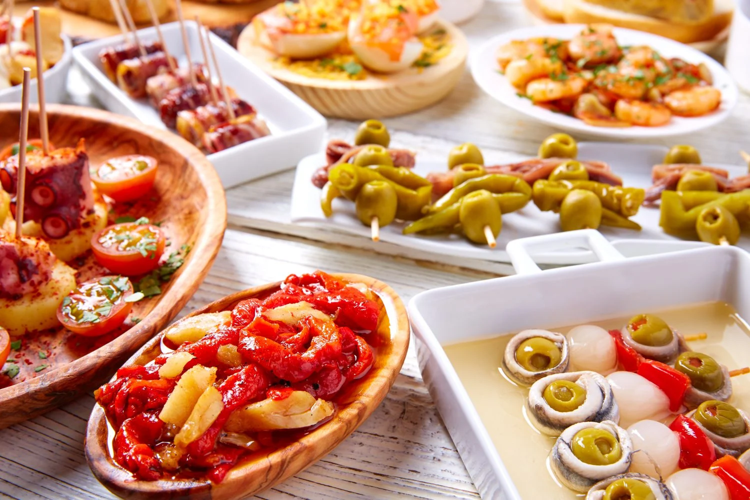 Gonzalo Pedresa (49), chef: "Estas son las 3 calles de Madrid donde se comen las mejores tapas que he probado" 3 Merca2.es Finalmente, Gonzalo Pedresa reflexiona sobre el intangible que convierte una simple tapa en un recuerdo imborrable, el factor humano que define la verdadera alma de los bares de Madrid. Fuente: Freepik