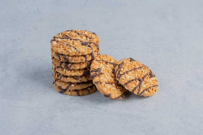 una pequena pila de galletas en la superficie de marmol Merca2.es