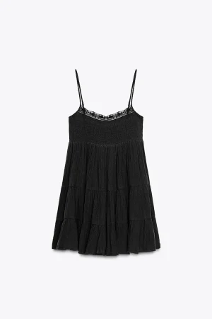 Lino, el tejido del verano: vestido largo blanco con hombros descubiertos