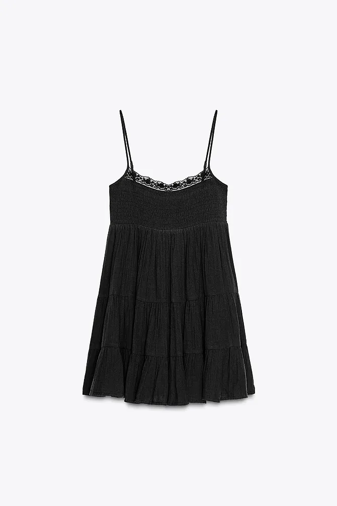 Lino, el tejido del verano: vestido largo blanco con hombros descubiertos