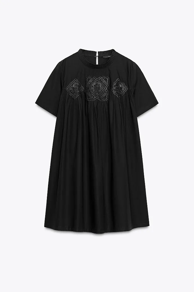 El poder del negro en verano: vestido holgado corto con bordados