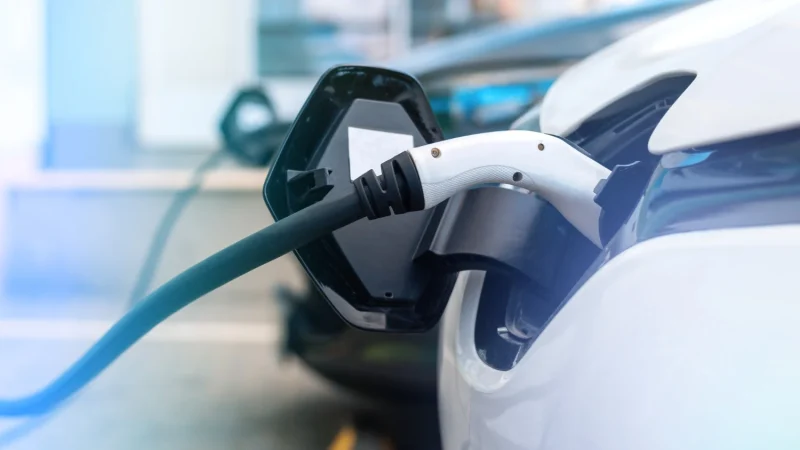 Clara Bosch (44), ingeniera experta en baterías: "Cargar tu coche eléctrico siempre al 100% es el error que reduce la vida de la batería un 30%" 2 Merca2.es Aclaramos cuándo y cómo usar el 100% de la carga sin poner en riesgo la salud de tu vehículo.