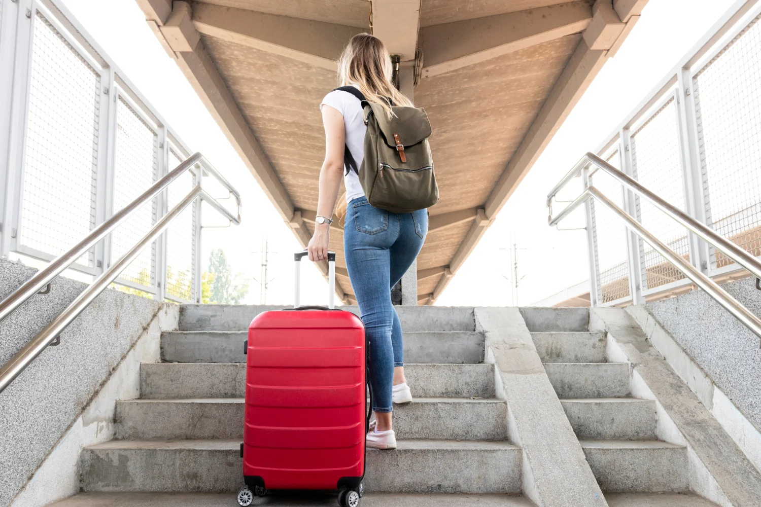 La Guardia Civil alerta sobre la estafa de la 'maleta retenida' que está arrasando en el aeropuerto de Barajas 1 Merca2.es El modus operandi es tan sencillo como efectivo, aprovechando la confusión del entorno para ejecutar el robo en cuestión de segundos.
