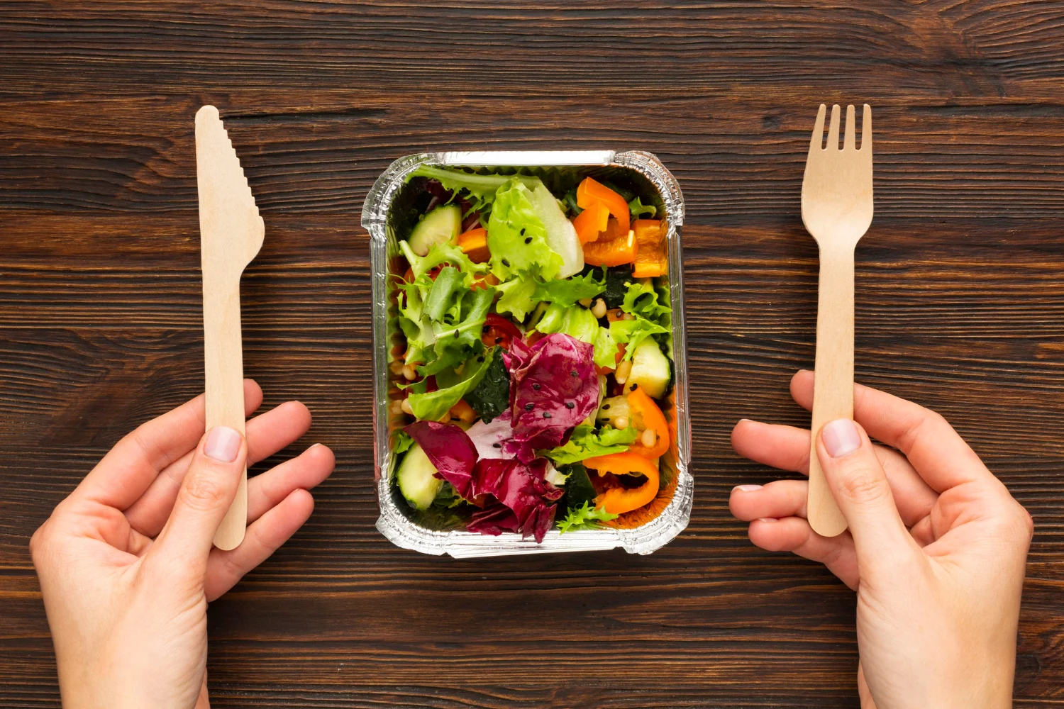 "Llevas 10 años cenando un 'cóctel de cloro'": ex-tecnólogo de la industria alimentaria revela la verdad de las ensaladas de bolsa 2 Merca2.es Es fácil señalar a las grandes superficies, pero la realidad es que esta práctica afecta a casi todas las marcas que encuentras mientras buscas qué estar cenando. Fuente: Freepik