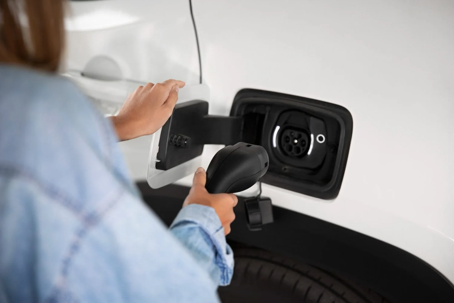 Clara Bosch (44), ingeniera experta en baterías: "Cargar tu coche eléctrico siempre al 100% es el error que reduce la vida de la batería un 30%" 1 Merca2.es Un vistazo a la química interna de las baterías que explica por qué 'más' no siempre es 'mejor'.