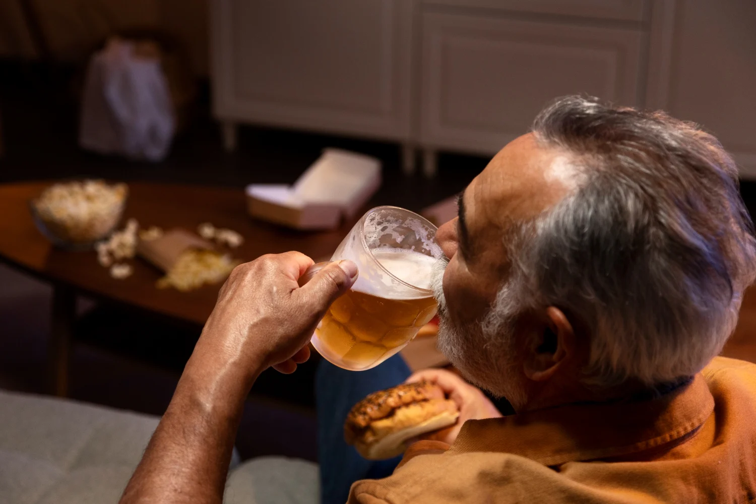 Juan Jose Llama (46), neurólogo, confirma la noticia que nadie quiere escuchar: "Los amantes de la cerveza me van a odiar, pero evita tomarla si ya tienes mas de..." 2 Merca2.es El neurólogo Juan José Llama pone el foco en un momento vital concreto donde los efectos se multiplican.