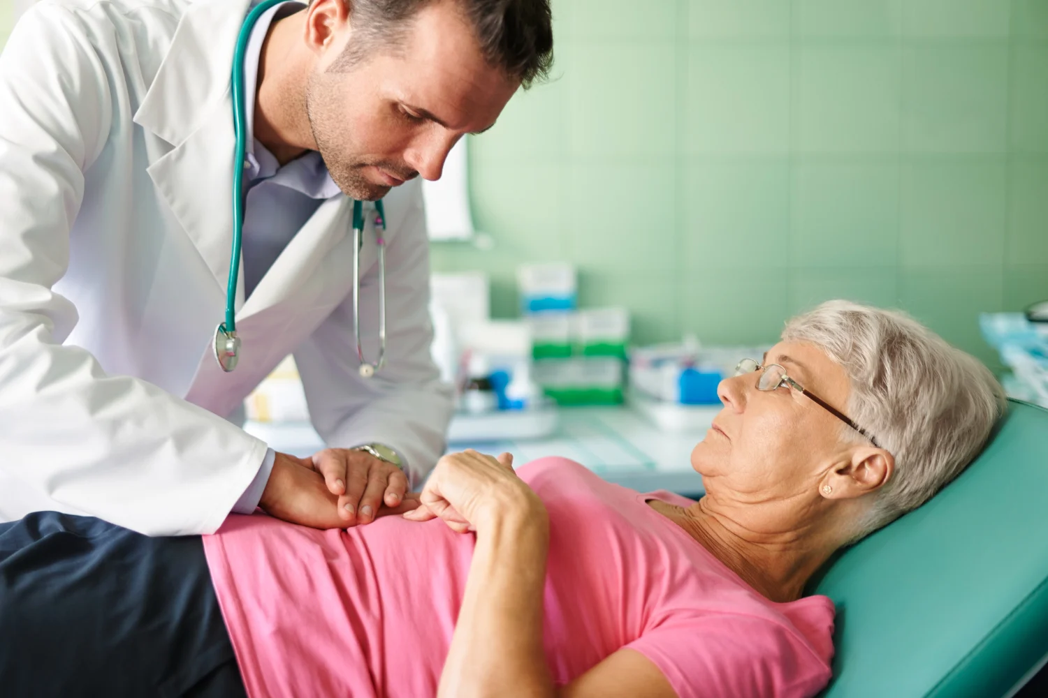 Dr. Carles Tropa (43), oncólogo: "El cáncer de colon avisa con este cambio en tus uñas que el 90% ignora por completo" 1 Merca2.es El cuerpo es un mapa interconectado donde un problema en un órgano puede reflejarse en el lugar más insospechado.