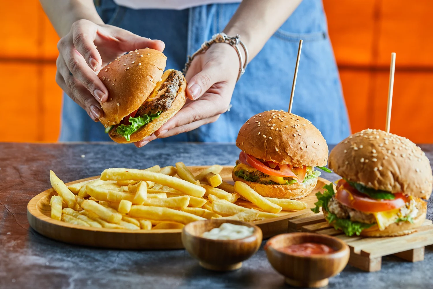 Ese inocente refresco podría esconder algo más que burbujas y azúcar. Una advertencia que se extiende a gran parte del fast food.