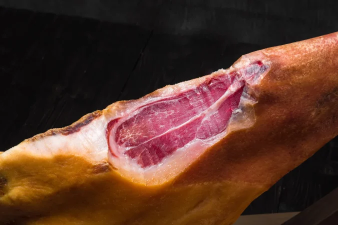 El entorno donde se crían los cerdos y se curan los jamones de Teruel es un ingrediente fundamental que no se puede replicar en ningún otro lugar del mundo. Fuente: Freepik
