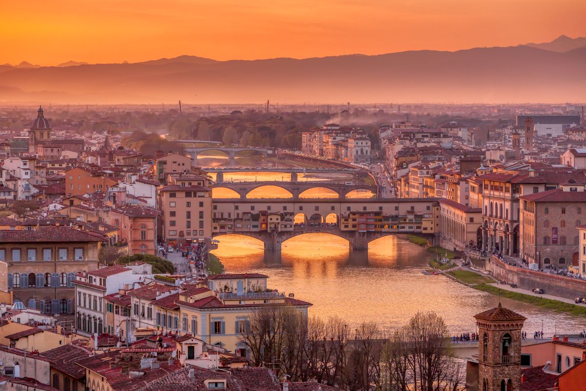 KAYAK: Cómo la temporada media se ha convertido en el momento más inteligente para viajar en 2025 1 Merca2.es DEST ITALY FLORENCE SUNSET GettyImages 1292655787 Universal Within usage period 88343 Merca2.es